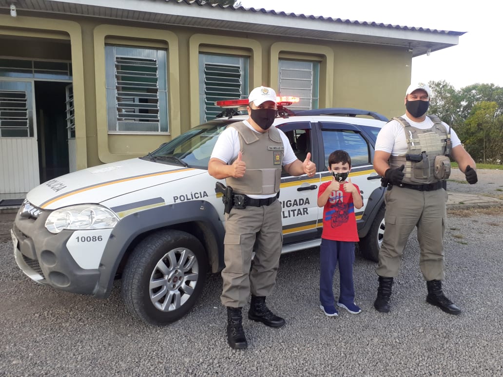 Em São Marcos, menino de 6 anos conheceu o quartel da Brigada Militar