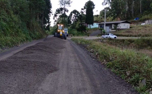 Campestre segue com obras de colocação de asfalto em estradas do interior