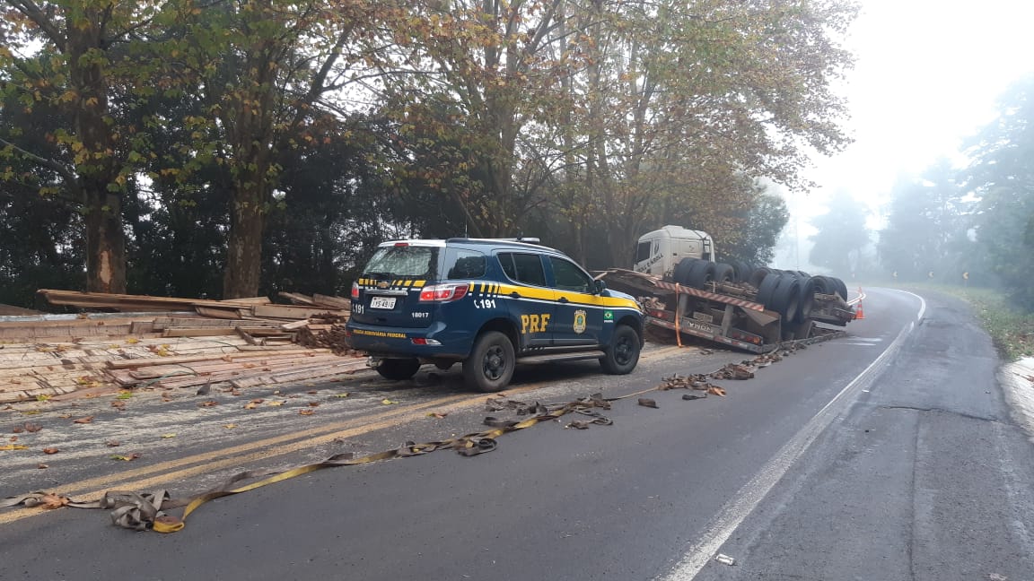 Carreta com carga de madeira tomba em Campestre da Serra