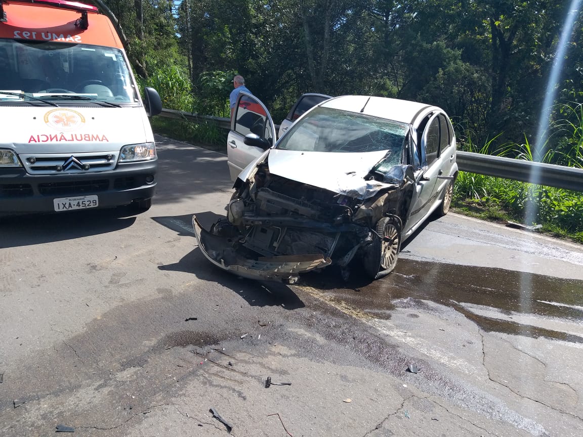 Idosa ficou ferida após colidir veículo contra caminhão