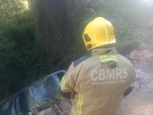 Veículo incendiou após saída de pista em Santo Henrique esta manhã