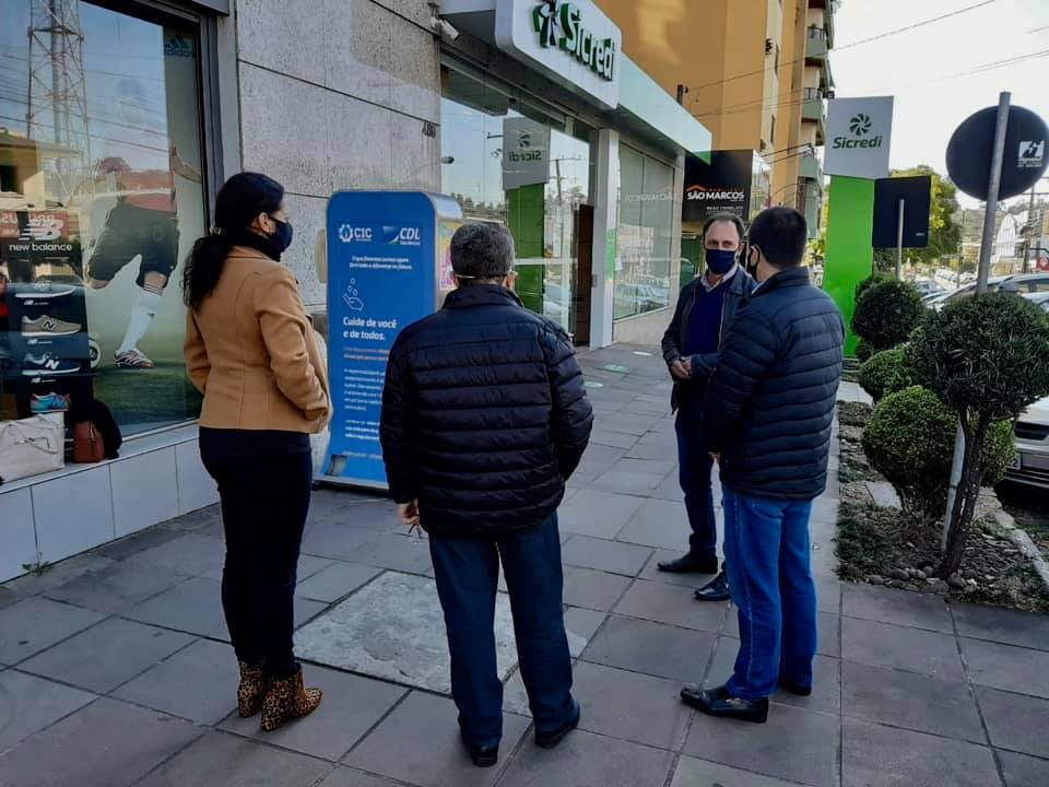 São Marcos tem ponto de álcool gel gratuito para população no centro da cidade