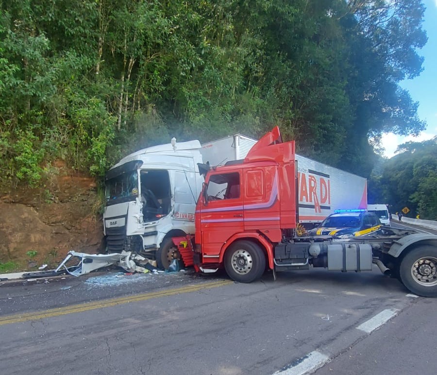 Colisão entre caminhões deixou um condutor levemente ferido na BR 116, em São Marcos