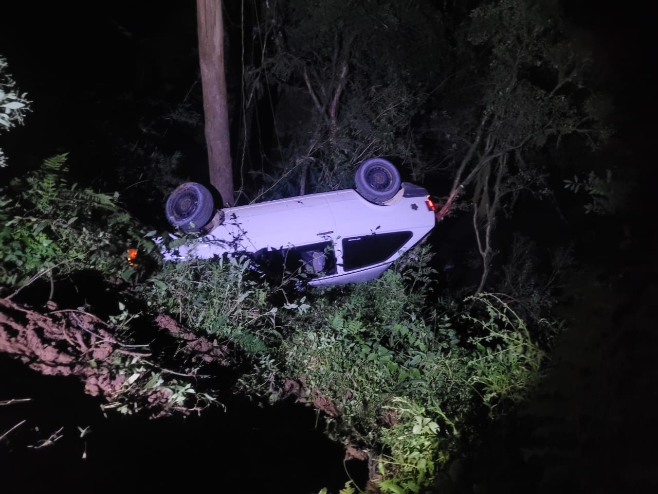 Carro capota após tentativa de fuga da Brigada Militar em São Marcos