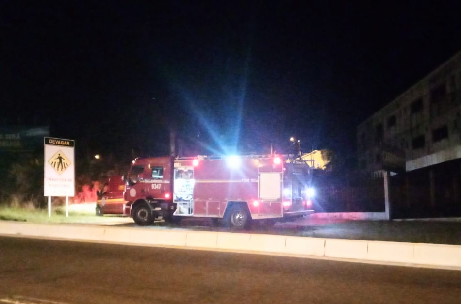 Bombeiros atenderam incêndio em veículo neste domingo (19)