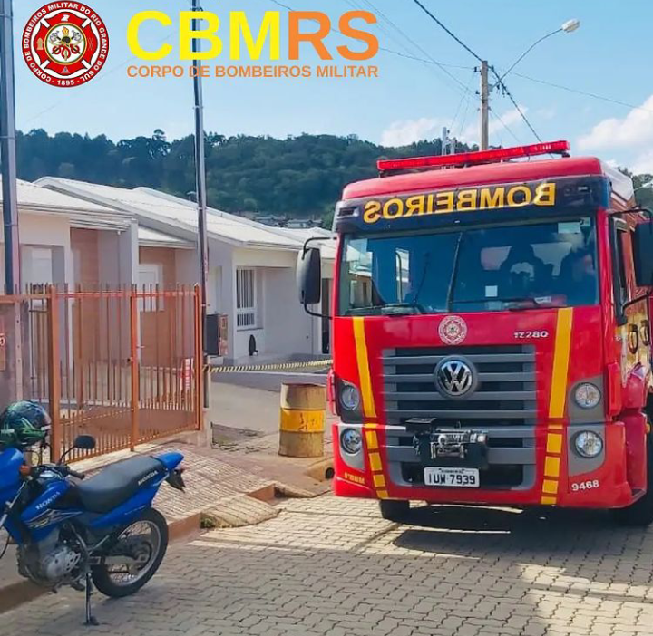 Bombeiros foram chamados para retirada de enxame de abelhas no Bairro São José