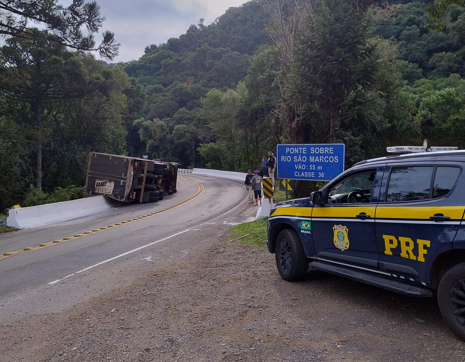 Motorista fica ferido após caminhão tombar na BR-116, na divisa entre São Marcos e Caxias do Sul