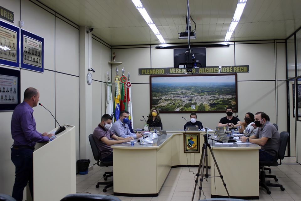 De máscaras, vereadores retomam sessões presenciais em São Marcos