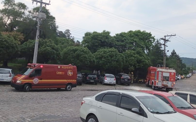 Veículo pega fogo em São Marcos e chamas são controladas pelo proprietário