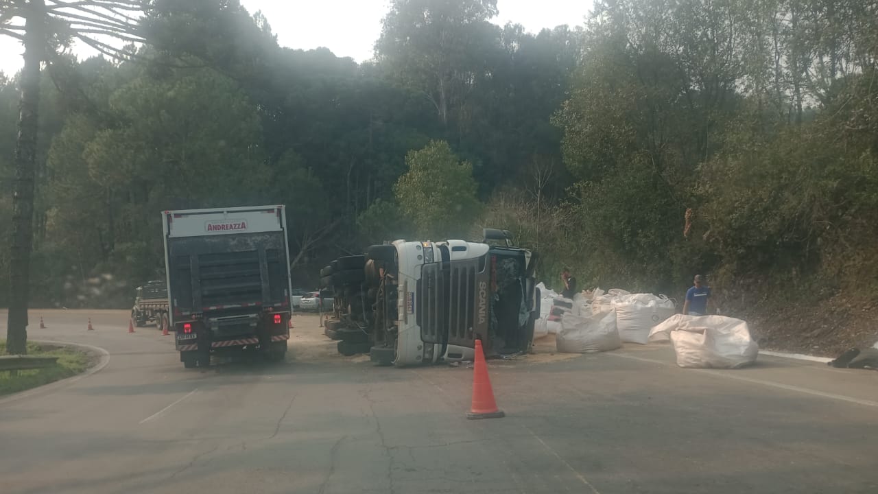 Caminhão tombado na BR-116 em São Marcos deverá ser removido esta manhã