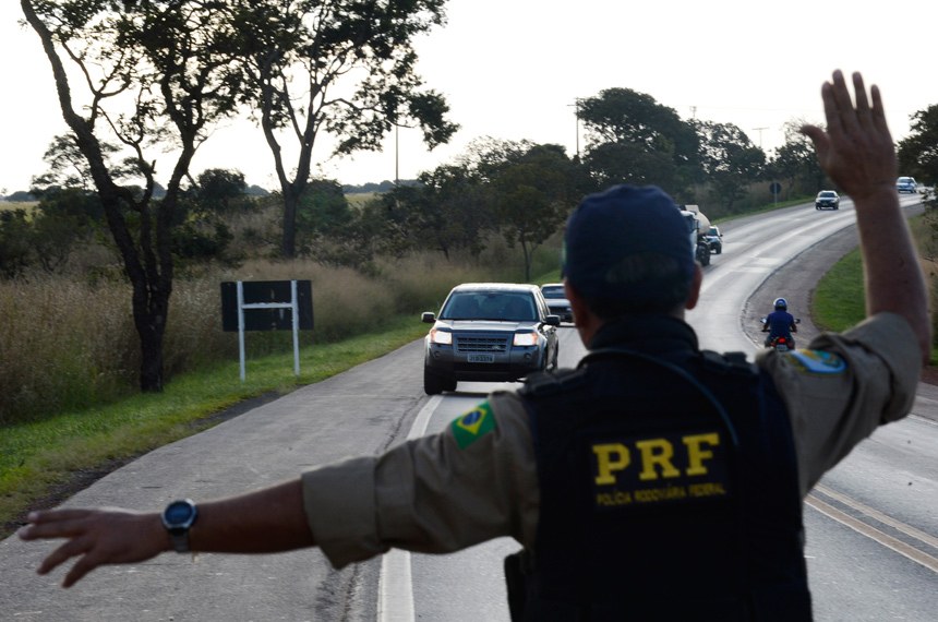 Lei do farol baixo em rodovias vai mudar em todo o Brasil