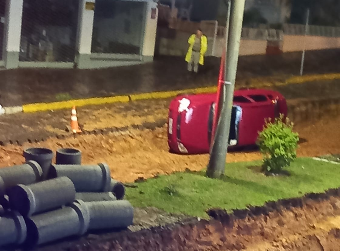 Condutor que caiu em buraco de obra neste domingo foi preso por embriaguez e desacato