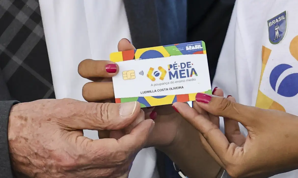 Saiba quem tem direito ao Pé-de-Meia, que chega hoje para quem se formou no ensino médio em 2024