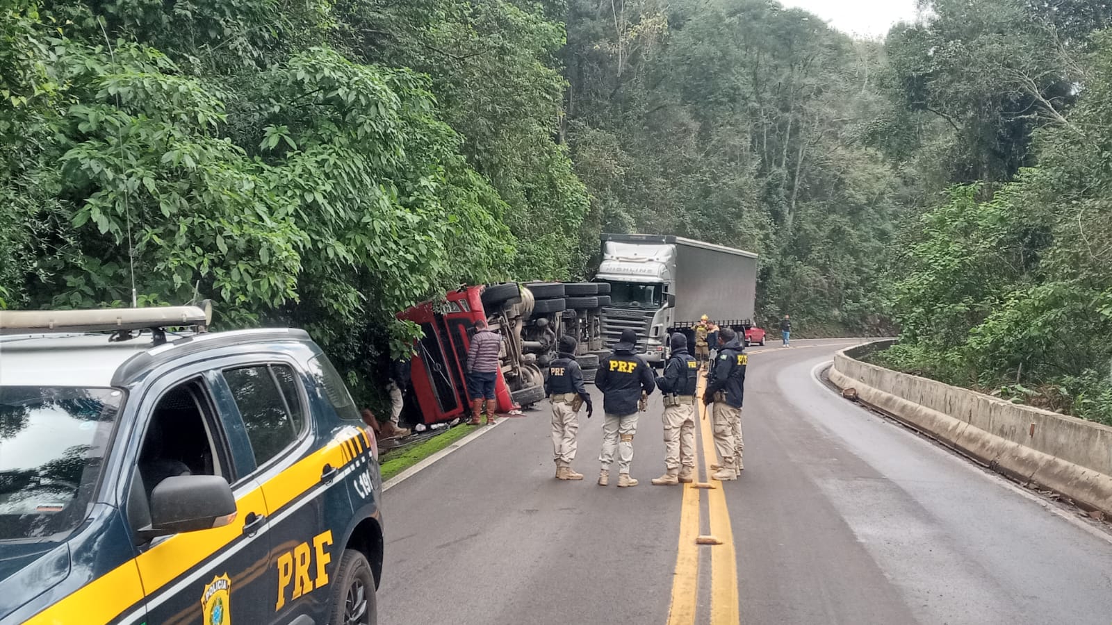 Motorista tem ferimentos leves após carreta tombar na BR-116 entre São Marcos e Campestre