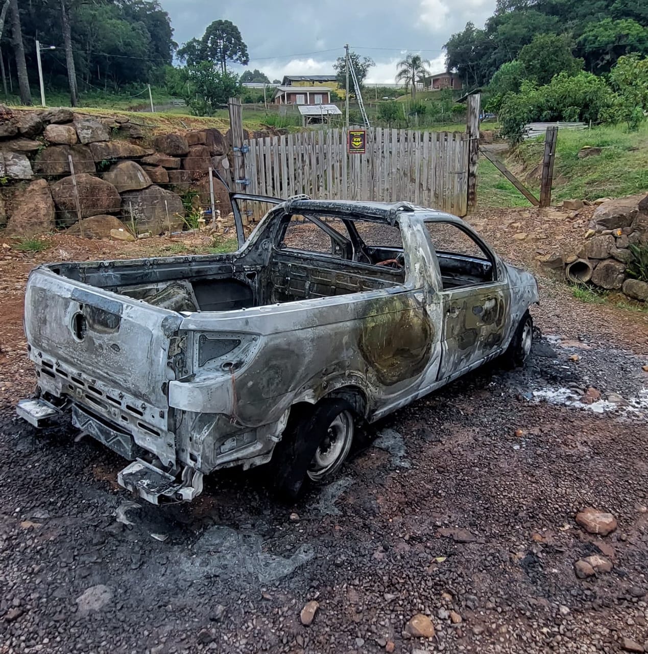 Veículo foi completamente consumido por incêndio na Linha Tiradentes nesta sexta-feira