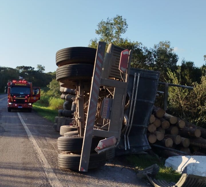 Caminhão de toras tomba na BR-116 em Campestre da Serra e duas pessoas ficam feridas