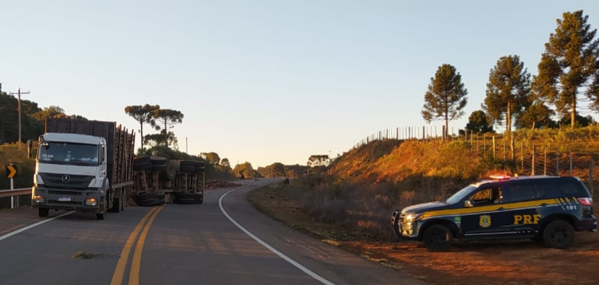 PRF atende atropelamento de animal e queda de carga na BR 285 em Monte Alegre dos Campos