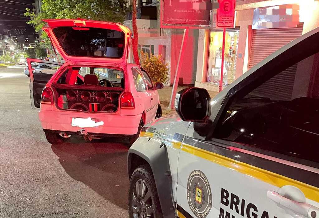 Brigada Militar recolhe veículo por perturbação do sossego no centro de São Marcos