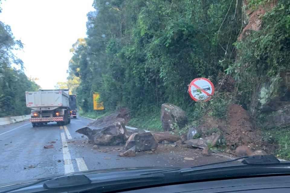 Mesmo após limpeza e com tempo bom, Serra segue com pontos de bloqueios e novos deslizamentos