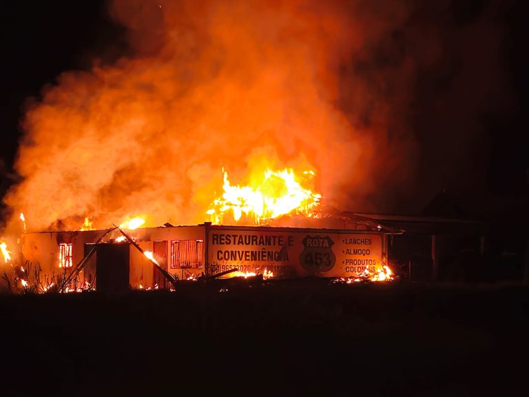 Incêndio atingiu o restaurante Rota 453, na Rota do Sol, em Várzea do Cedro