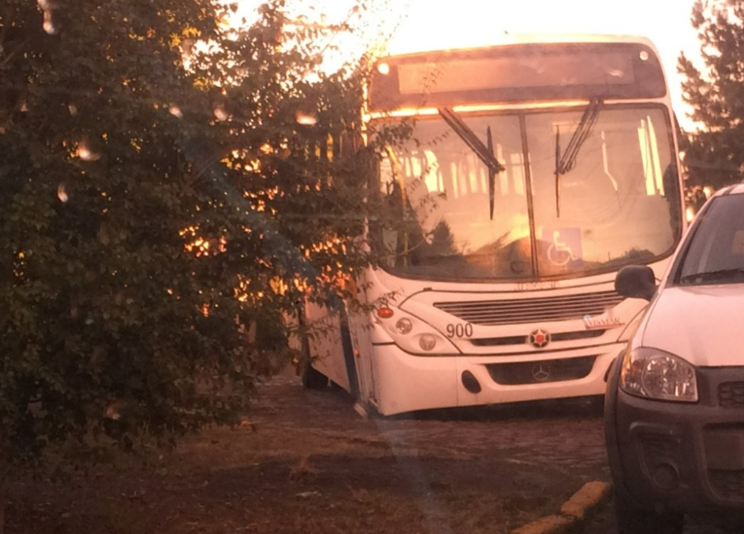 Ônibus da Vismar cai em buraco no Bairro Industrial, em São Marcos