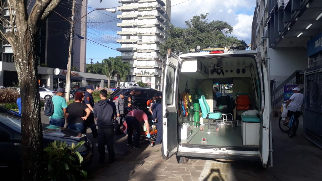 Bombeiros atendem acidente entre carro e moto esta tarde