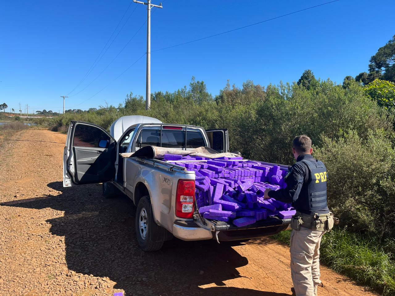 PRF apreende mais de uma tonelada de maconha em caçamba de caminhonete em Vacaria