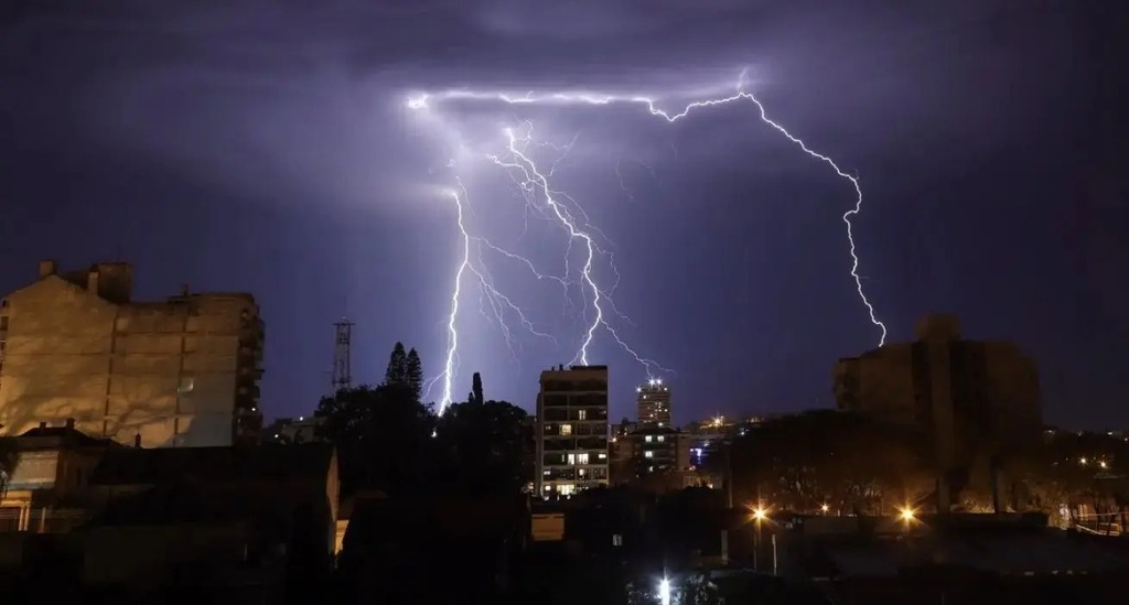 Ciclone extratropical traz chuva forte, rajadas intensas de vento e temporais com granizo ao RS entre terça (9) e quarta (10)