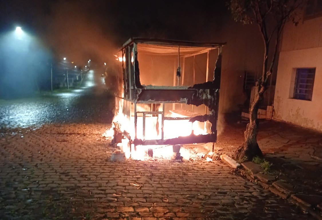 Incêndio destruiu trailer de lanches nesta madrugada em São Marcos