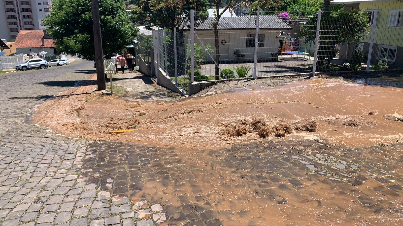 Rompimento de adutora deixou 70% da cidade sem água no fim de semana