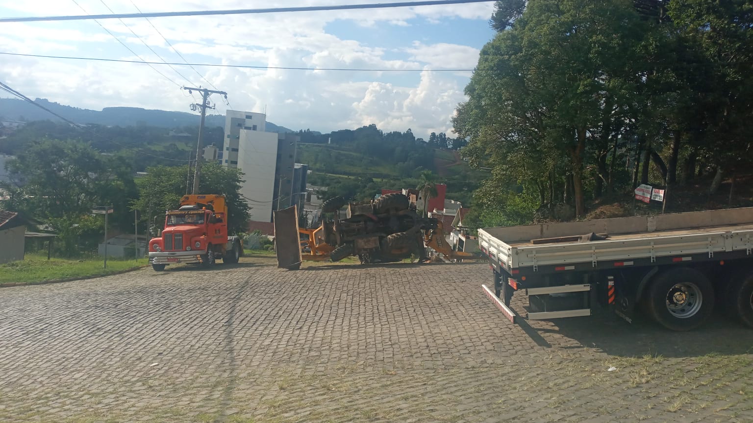 Operador escapa ileso de acidente com retroescavadeira da Prefeitura de São Marcos