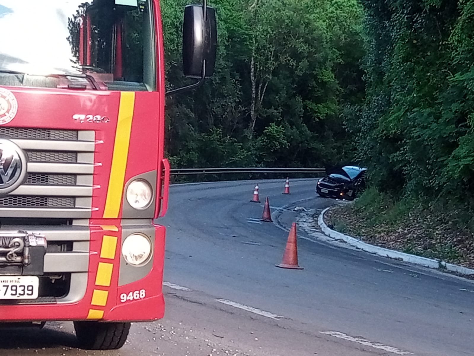 Bombeiros atenderam colisão entre carro e caminhão esta manhã
