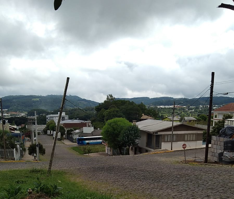 Poste ameaça cair no bairro Francisco Doncatto