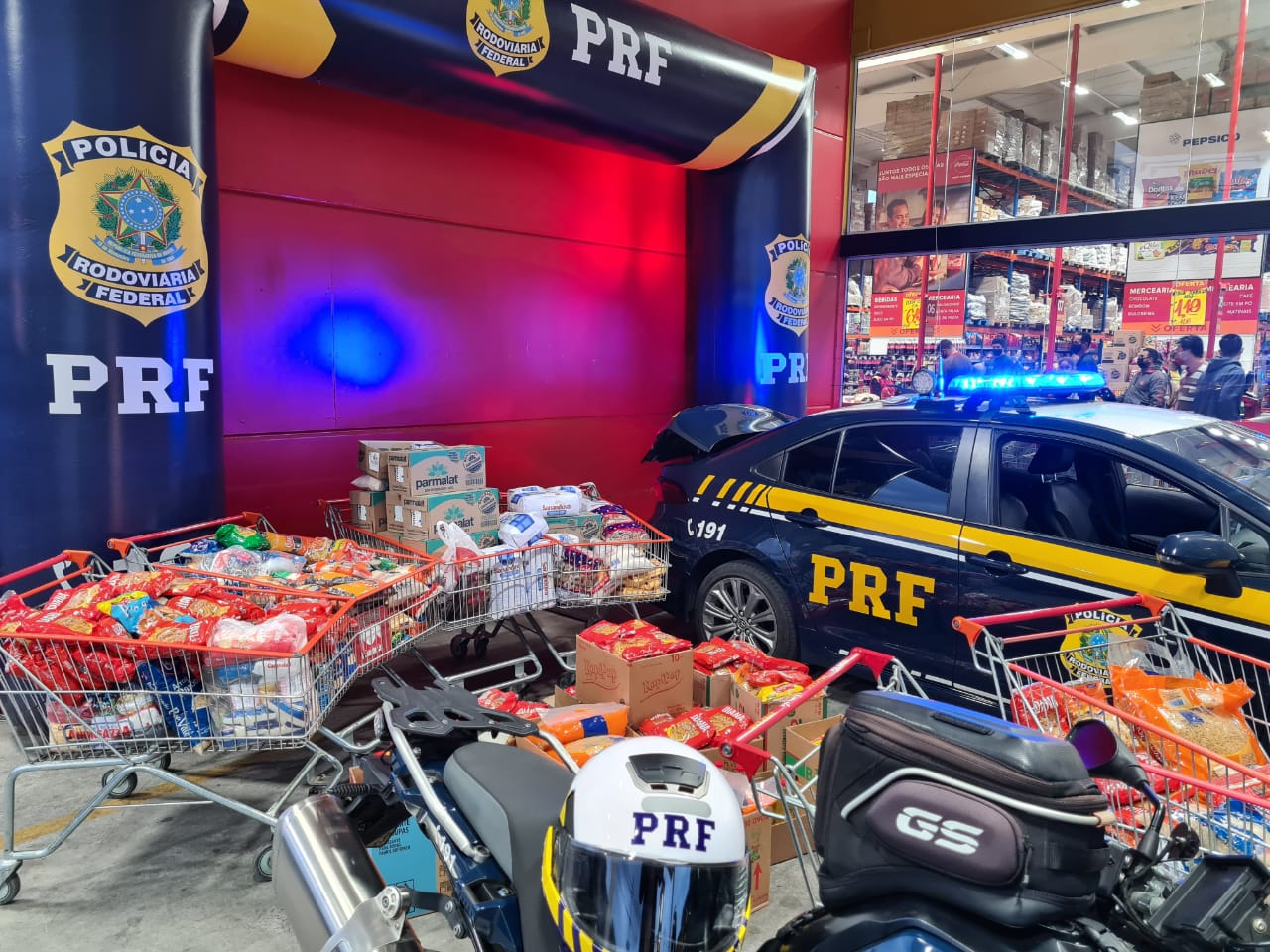 PRF arrecadou mais uma tonelada e meia de alimentos neste sábado
