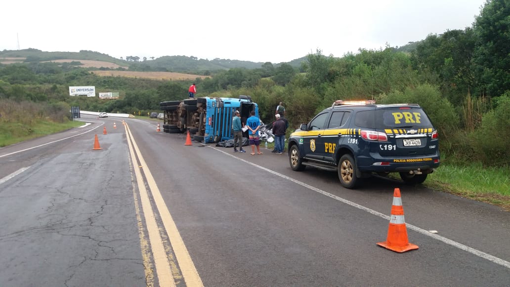 Caminhão de São Marcos tomba no acesso à RS 122 em Vacaria