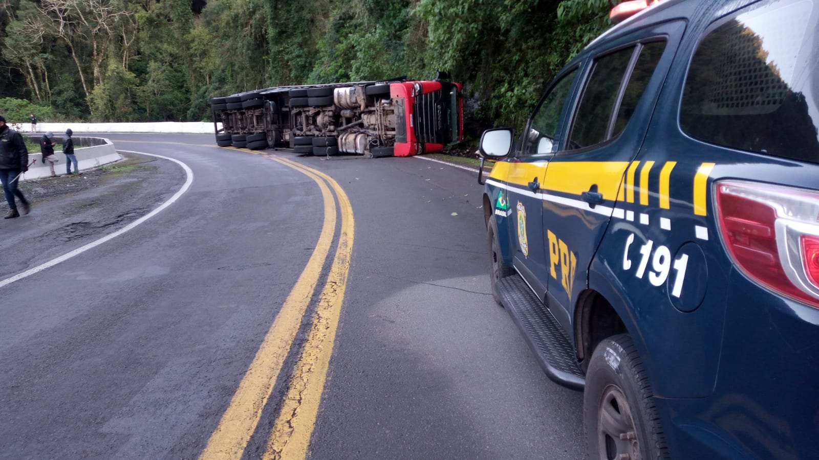 Trânsito em meia pista em Campestre para retirada de caminhão tombado
