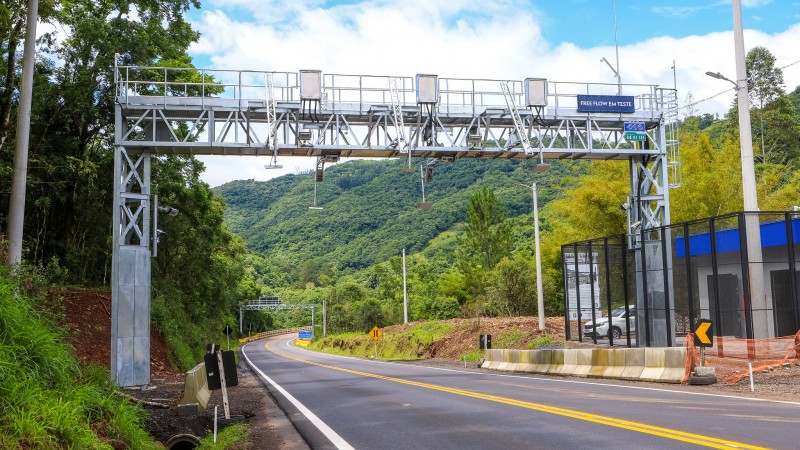 Primeiro pórtico do sistema free flow começa a operar na ERS-122, na próxima sexta (15)