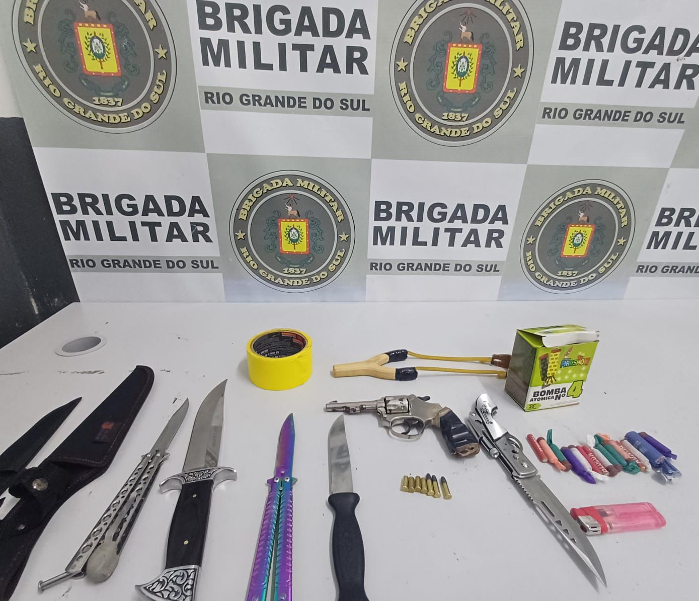 Quatro jovens são presos com arma de fogo e facas em São Marcos