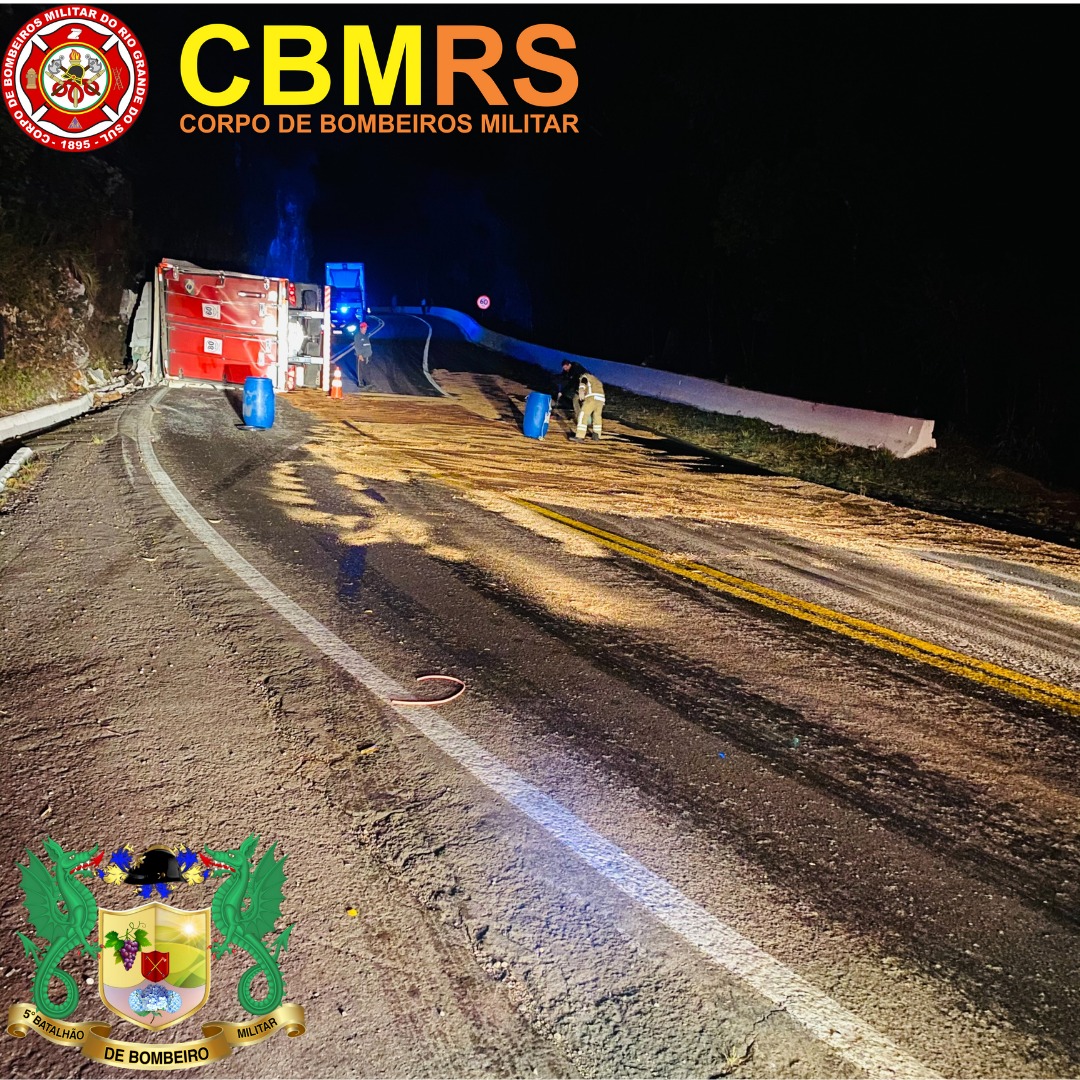Trânsito segue em meia pista após tombamento na BR-116 esta noite
