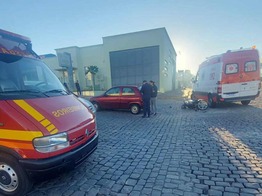 Colisão entre carro e moto deixa um condutor ferido esta manhã