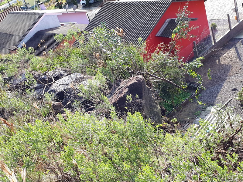Deslizamento de terra atingiu parte de uma moradia no bairro São José