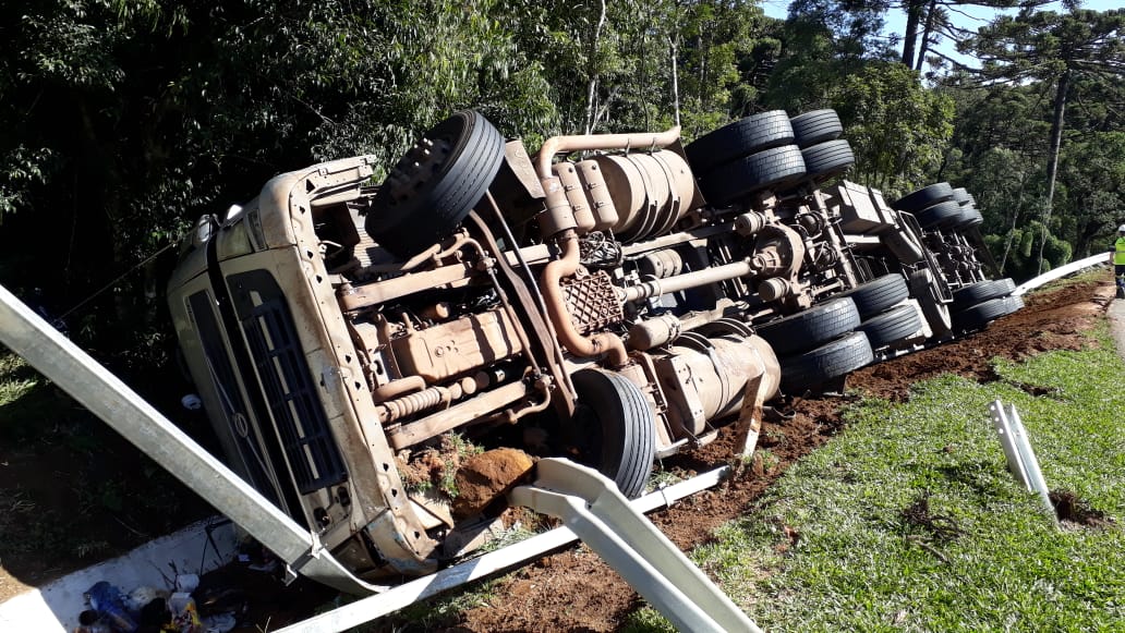 São-marquense fica gravemente ferido após tombar caminhão em Santa Catarina