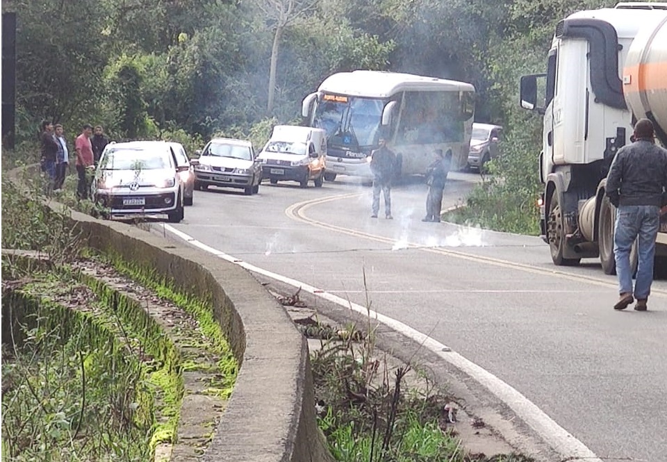 Fios de alta tensão caíram sobre a BR no km 118