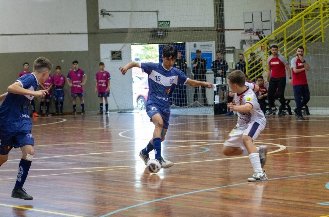 Dupla emoção: meninos da AMSM retomam partidas pelo Gauchão de Futsal nesta semana