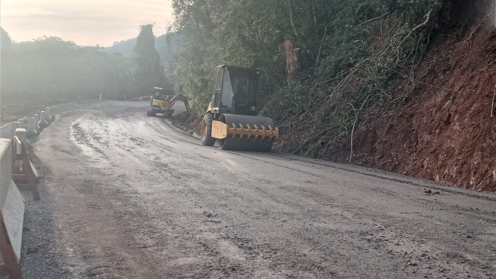 Máquinas trabalham para recompor a base no km 108 da BR-116, em São Marcos