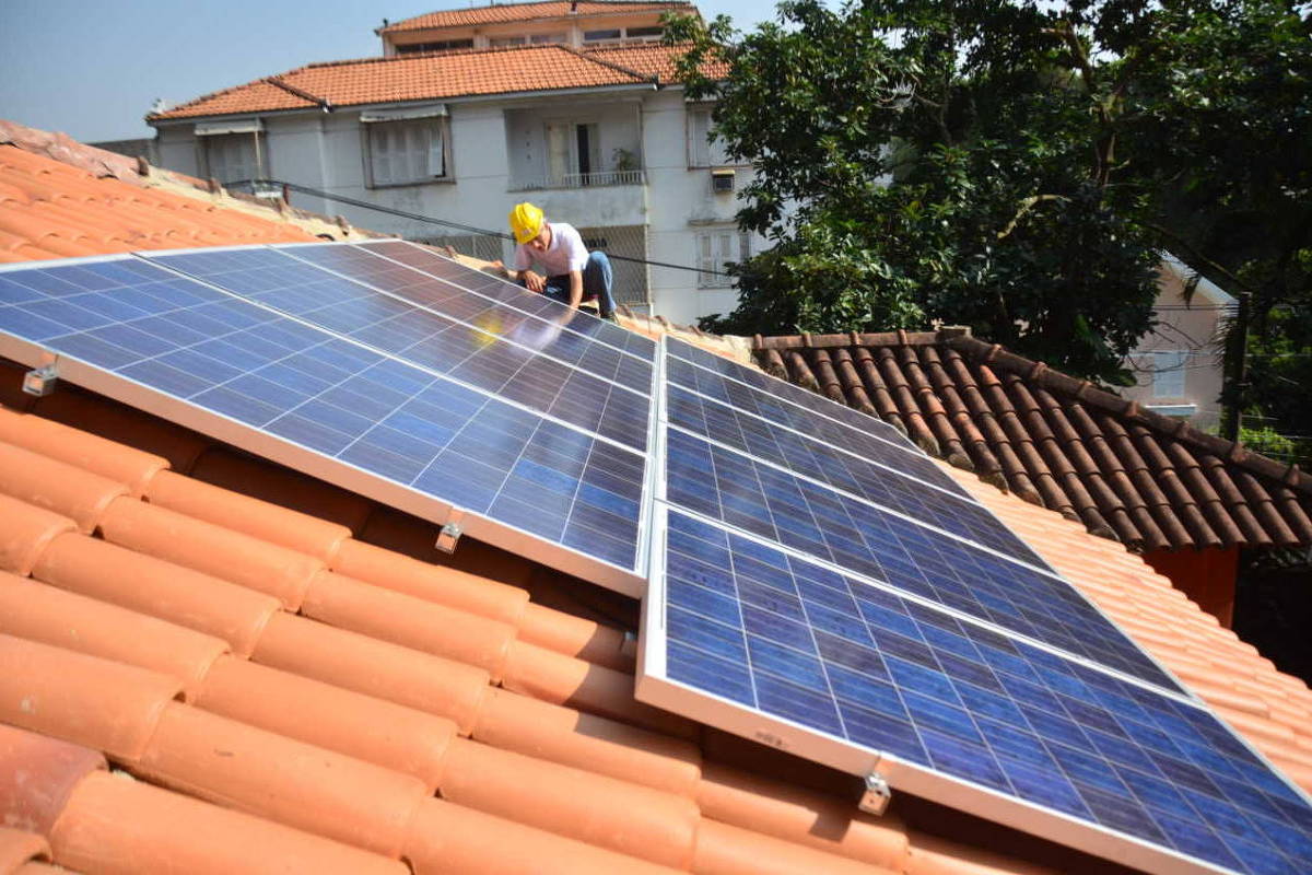 Casas com placas solares já têm quase capacidade de uma Itaipu