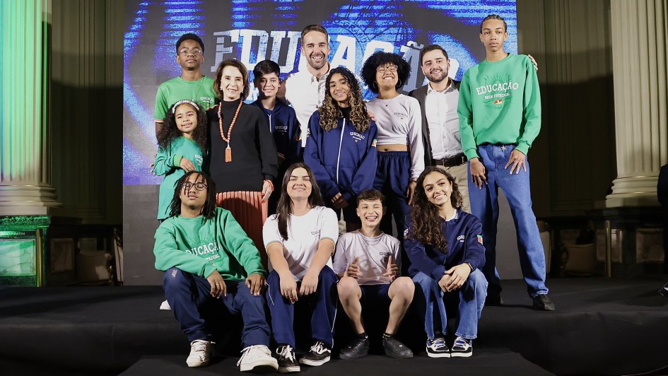 Com desfile no Palácio Piratini, Estado apresenta uniformes da Rede Estadual de Ensino
