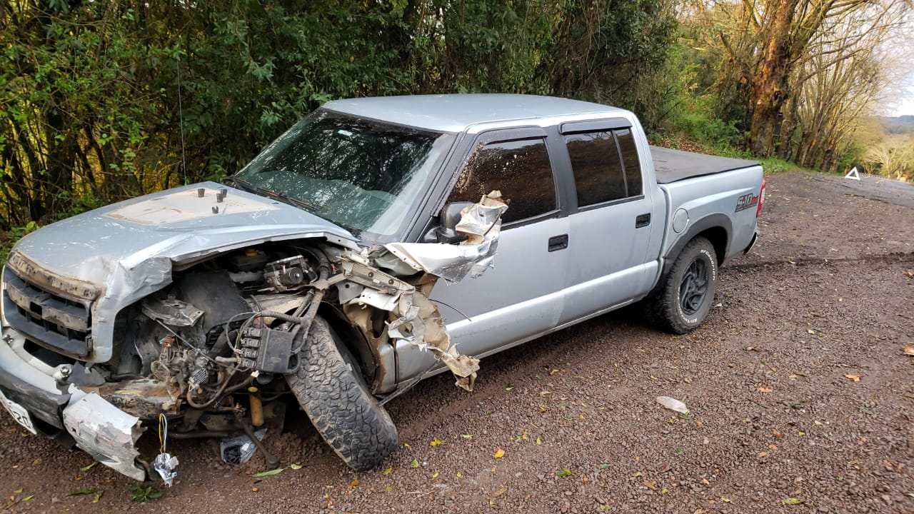 Condutor de 23 anos fica ferido em acidente na BR-116