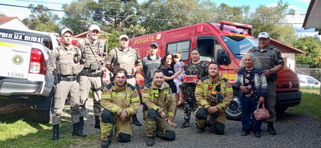 Bombeiros e Brigada Militar de São Marcos fazem surpresa no aniversário de jovem de 15 anos