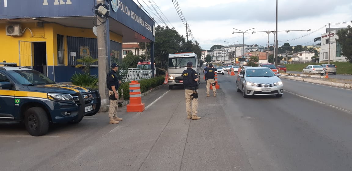 PRF fiscaliza uso de celular ao volante em Caxias do Sul